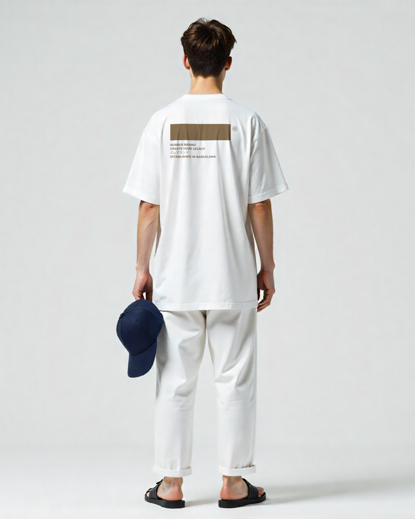"Camiseta streetwear oversized color blanca con diseño gráfico."