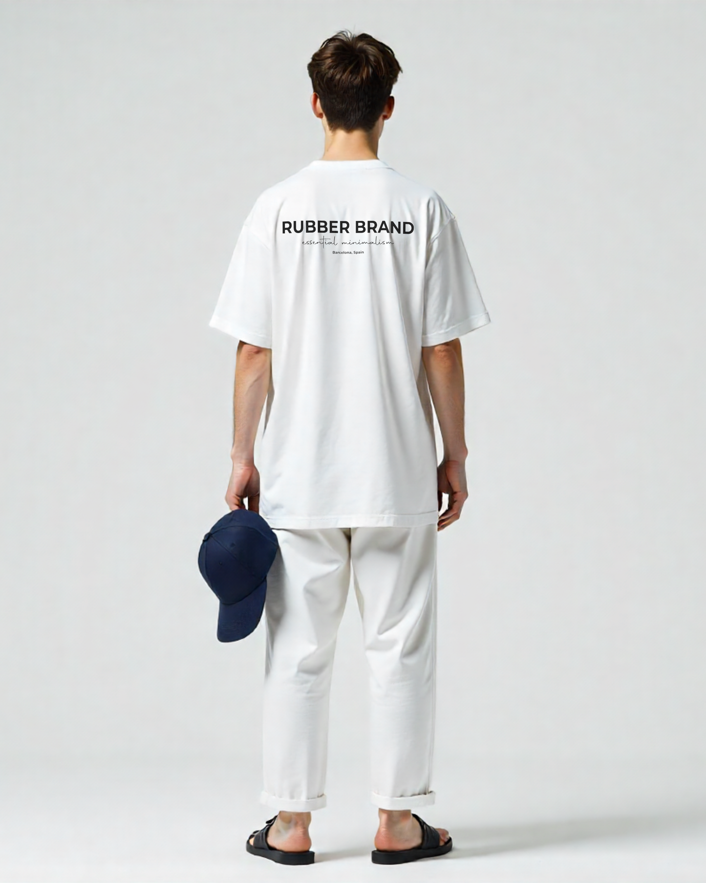 "Camiseta streetwear oversized color blanca con diseño gráfico rubber brand."