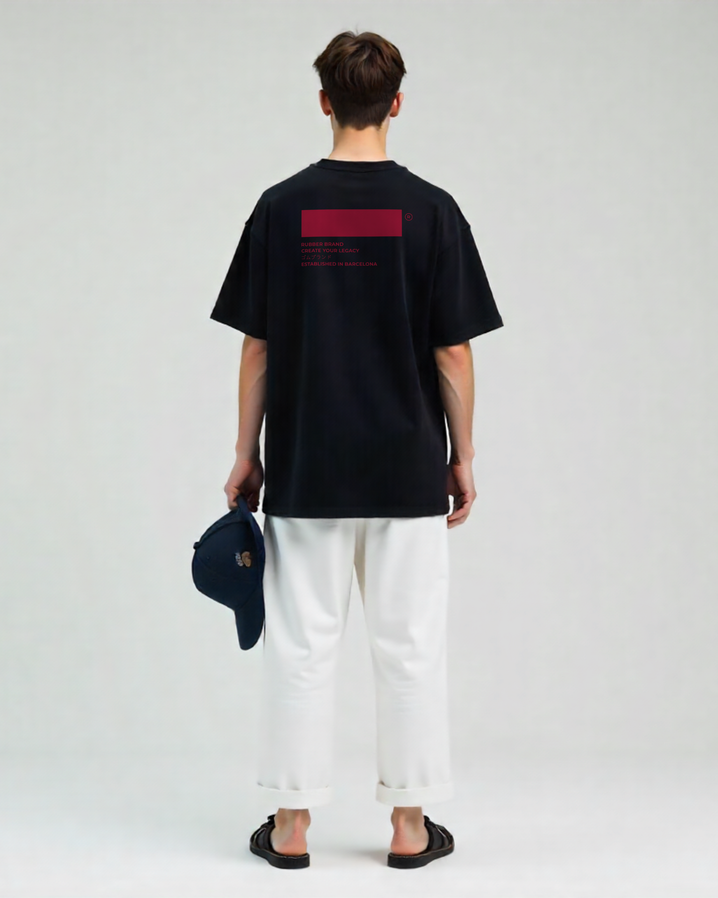 "Camiseta streetwear oversized color negra con diseño gráfico rubber brand."