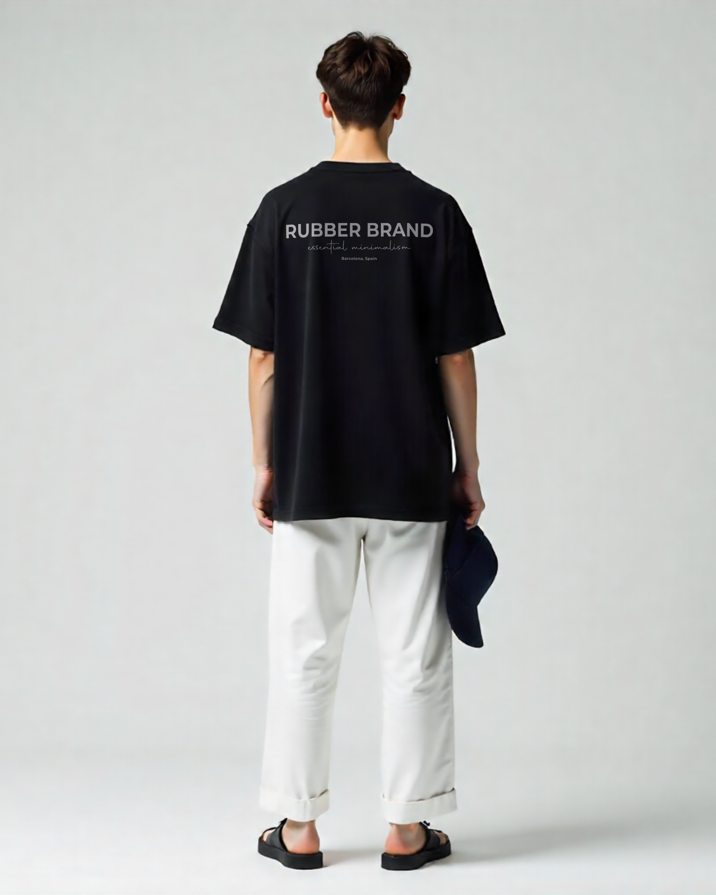 "Camiseta streetwear oversized color negra con diseño gráfico rubber brand."
