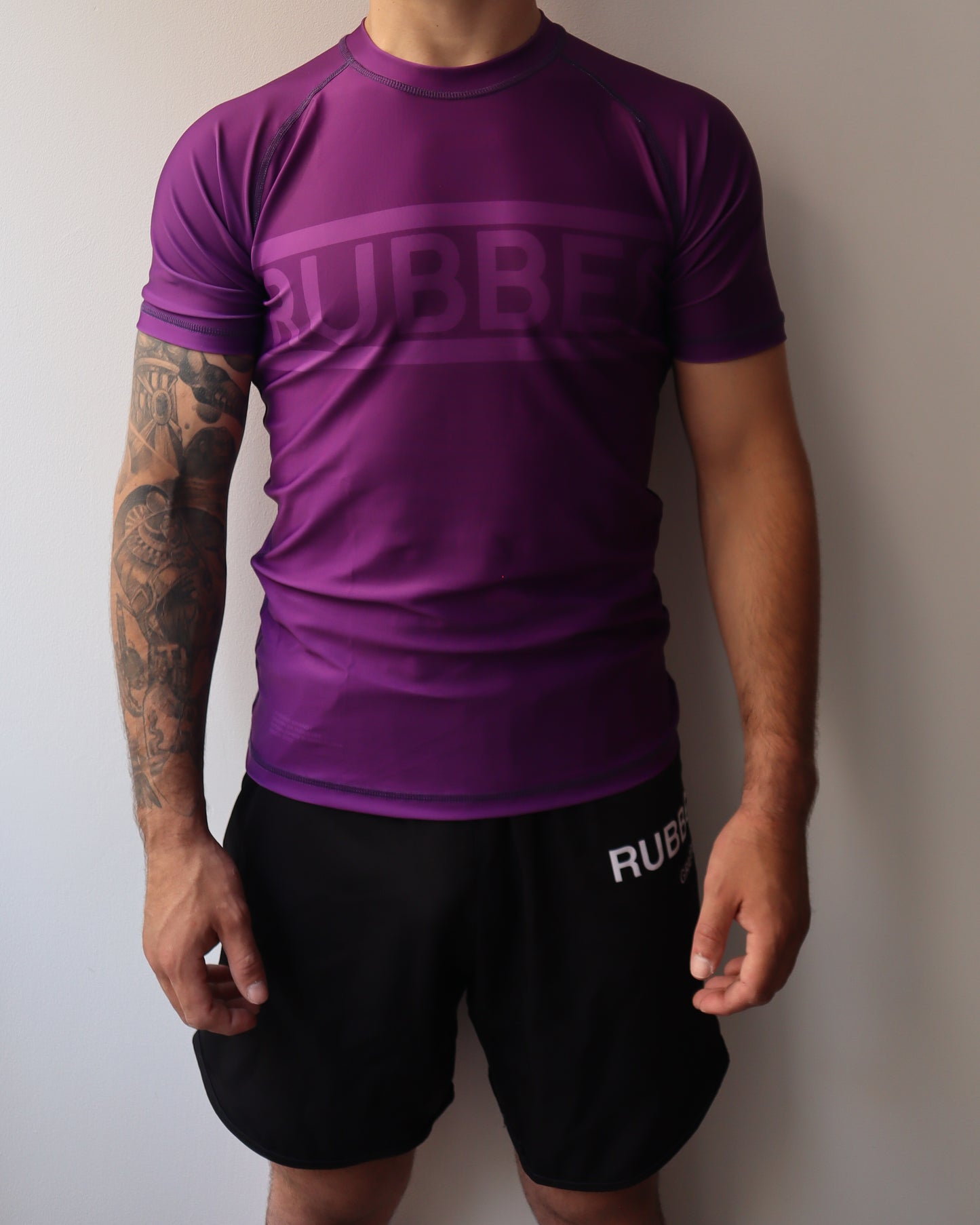 "Rashguard No-Gi morada para grappling aprobada por la IBJJF"