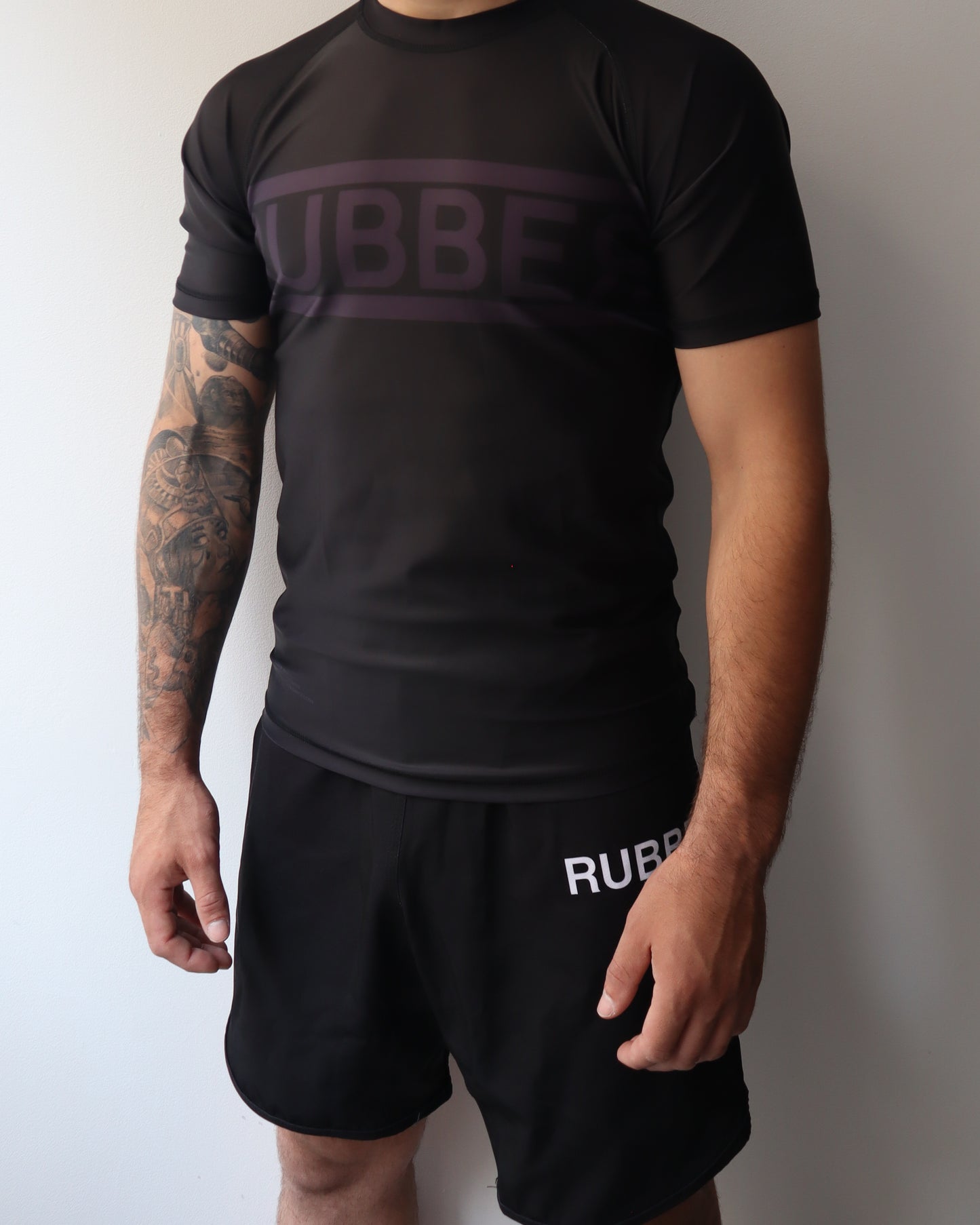 "Rashguard No-Gi negra para grappling aprobada por la IBJJF"