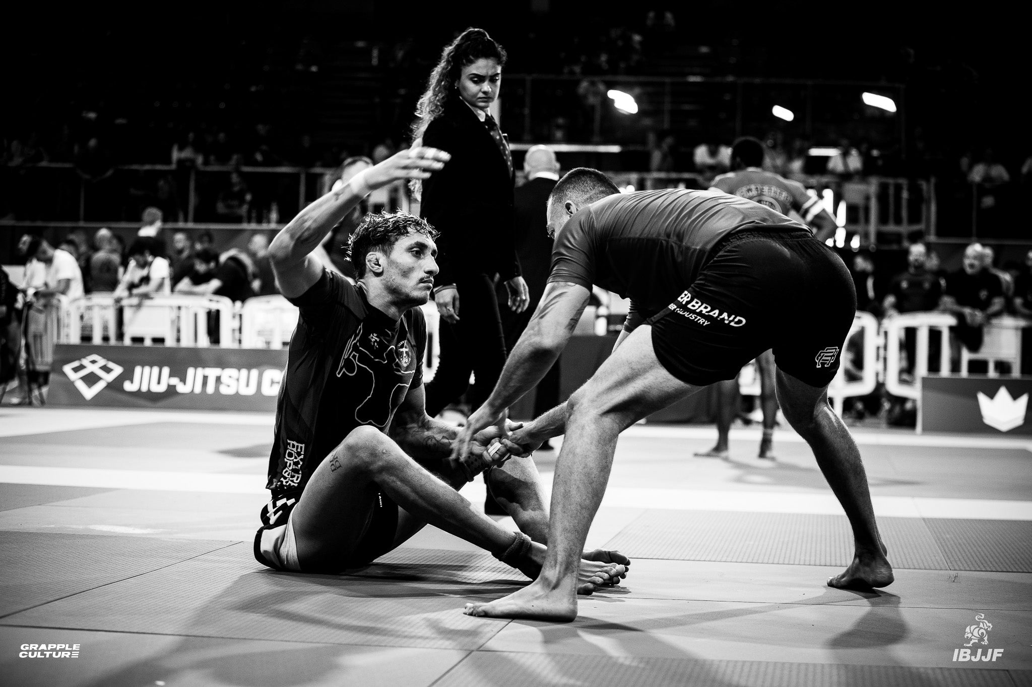 Atleta de rubber brand llevando un pantalón corto para no gi negro aprovado para la IBJJF.