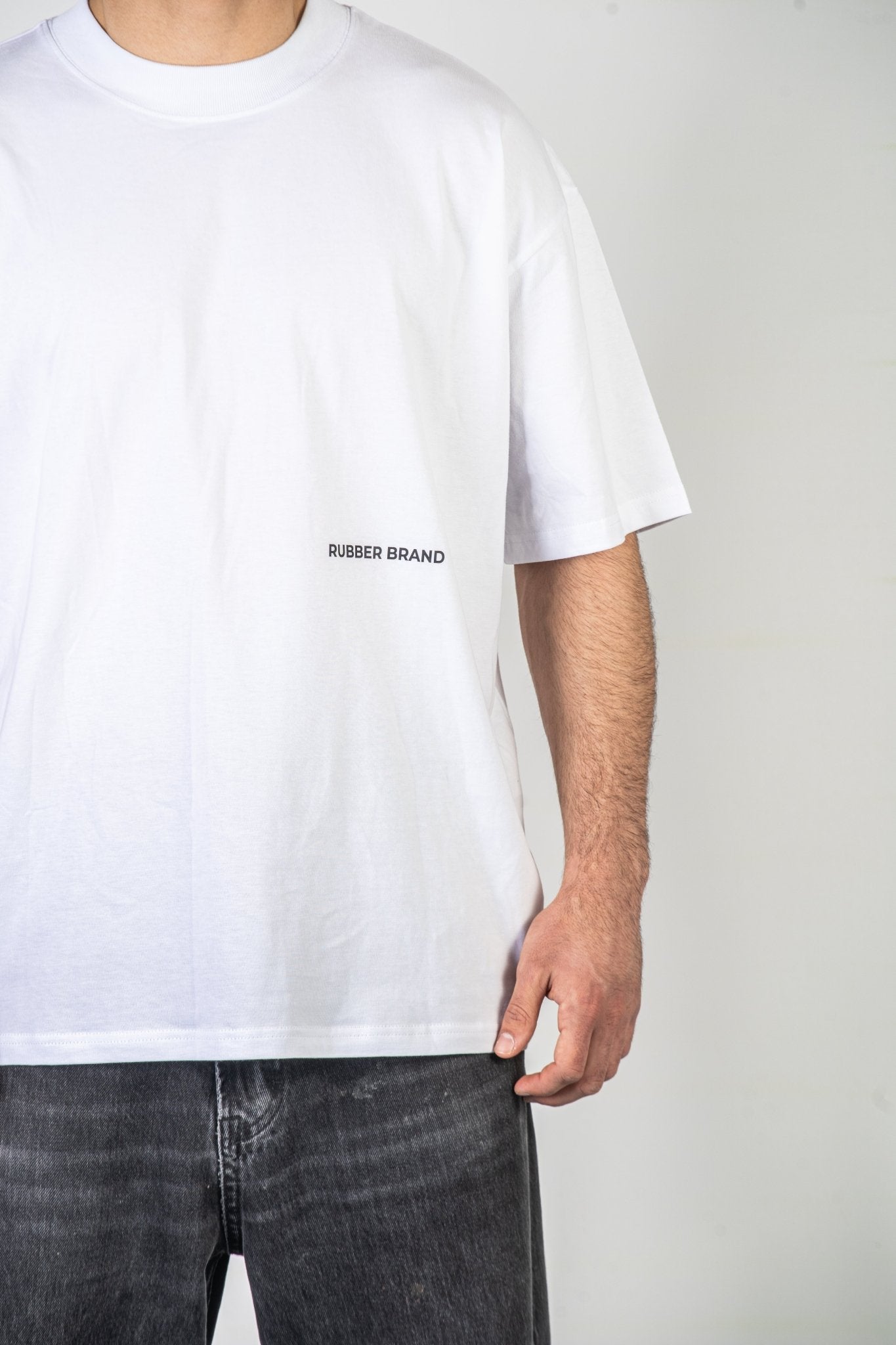 Camiseta Essential Minimalism blanca vista lateral – Algodón premium oversize Rubber Brand