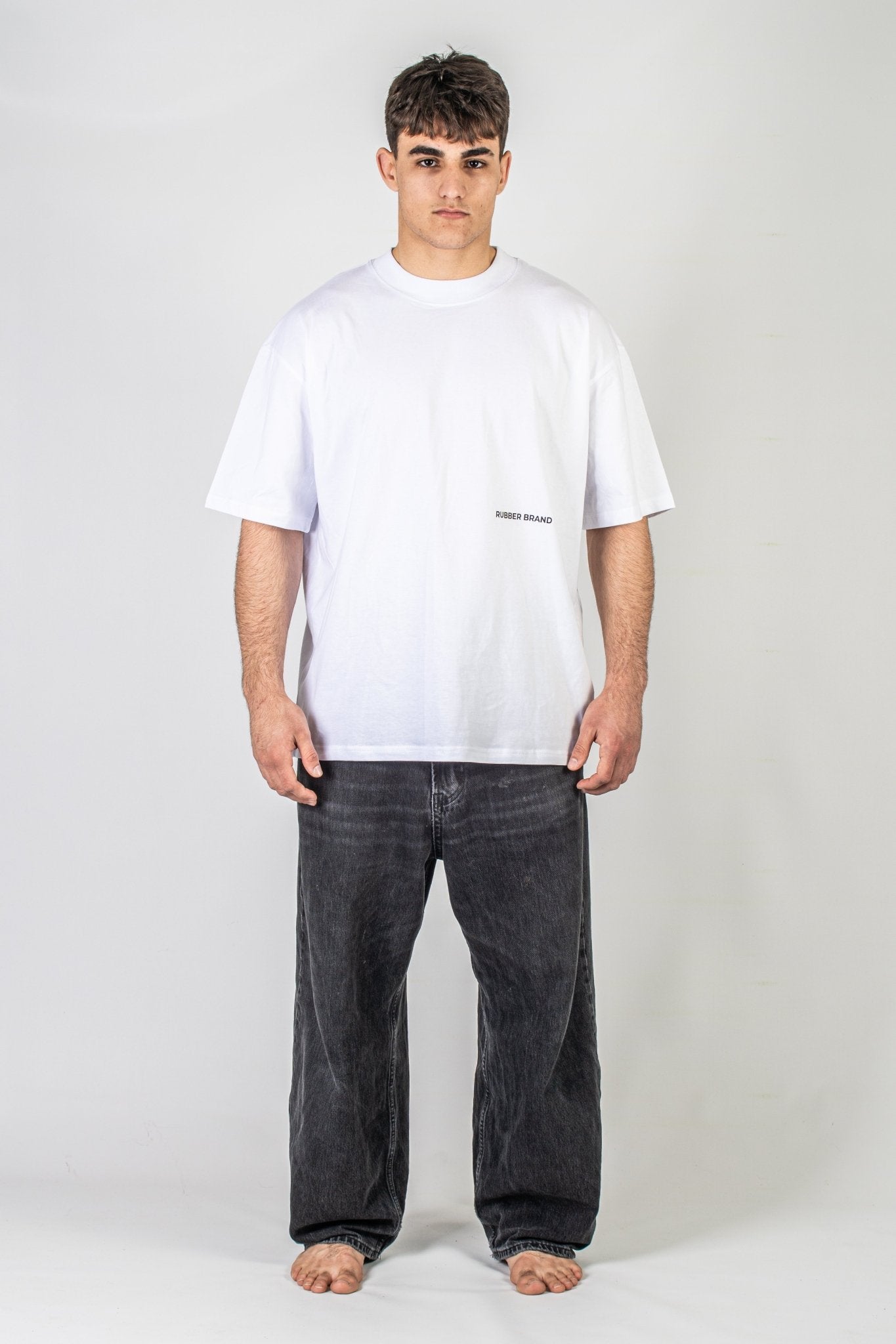 Camiseta Essential Minimalism blanca detalle trasero – Rubber Brand logo BJJ
