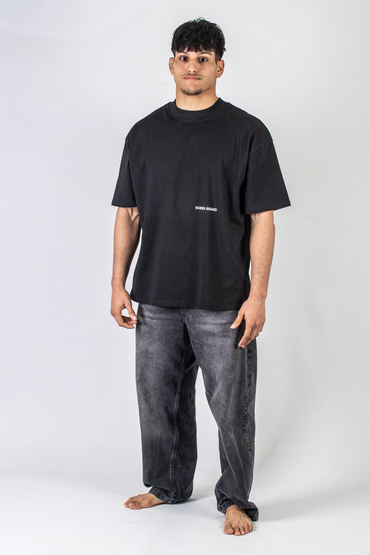 Camiseta Essential Minimalism negra vista frontal – Algodón premium Rubber Brand