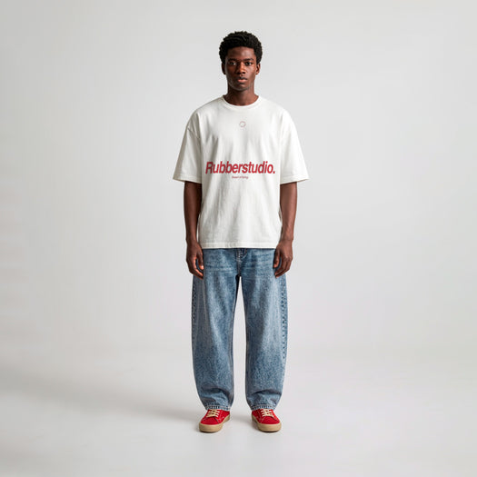 Camiseta oversize blanca Art of Living de Rubber Brand, corte boxy fit con gráfico tipográfico frontal