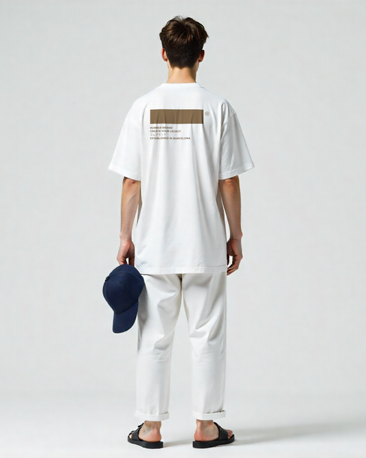 "Camiseta streetwear oversized color blanca con diseño gráfico."