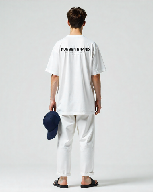 "Camiseta streetwear oversized color blanca con diseño gráfico rubber brand."