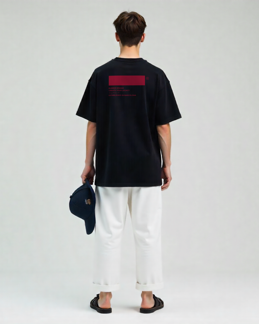 "Camiseta streetwear oversized color negra con diseño gráfico rubber brand."