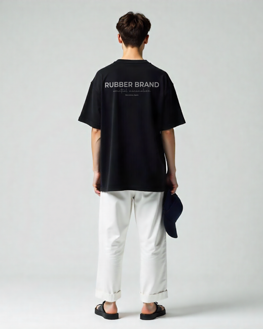 "Camiseta streetwear oversized color negra con diseño gráfico rubber brand."