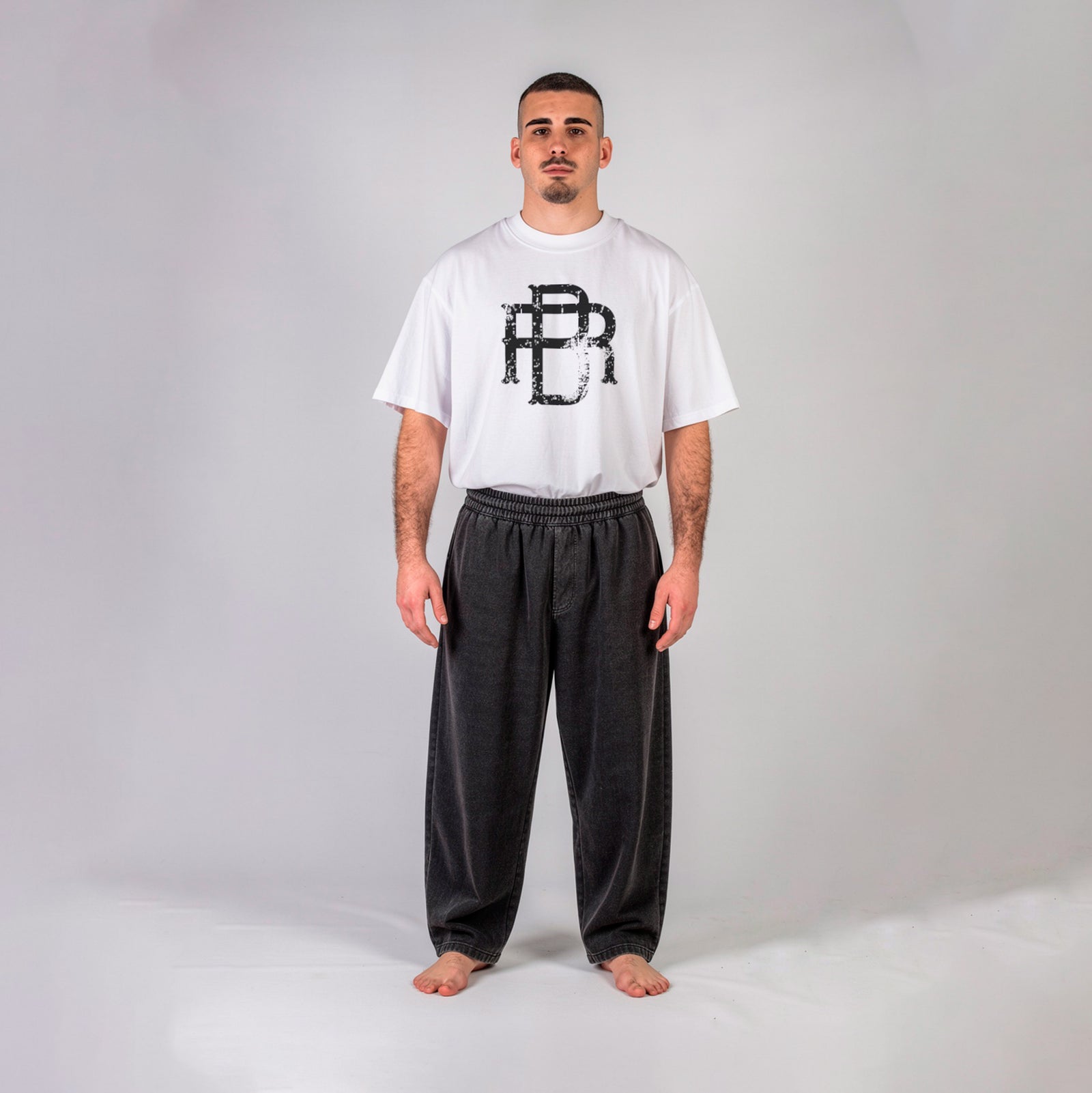 Camiseta Seal Brand blanca de Rubber Brand, corte oversize con monograma RB frontal