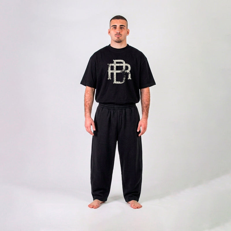 Camiseta Seal Brand negra de Rubber Brand, corte oversize con monograma RB frontal