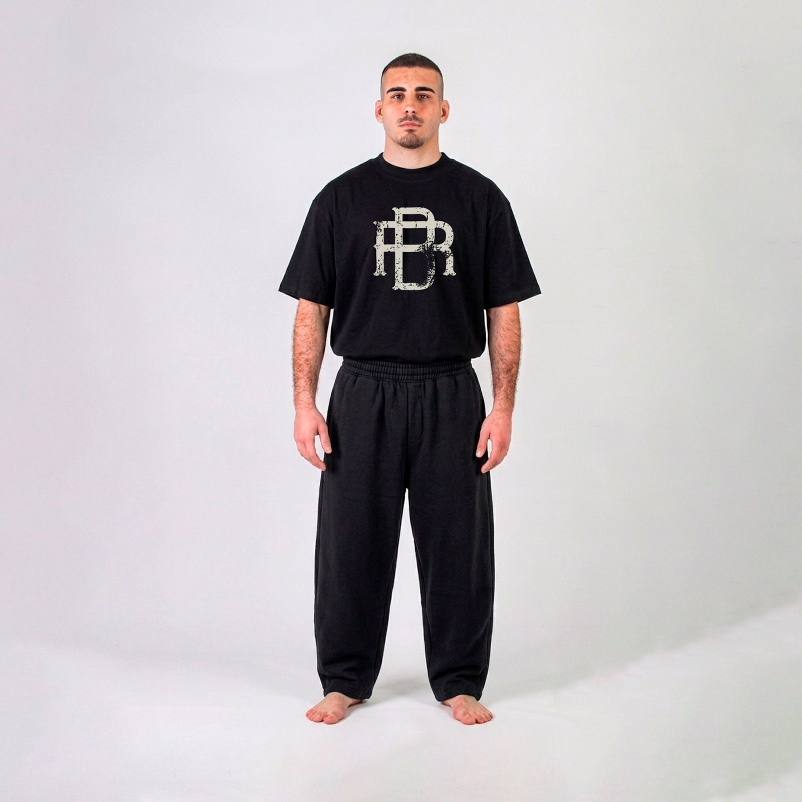 Camiseta Seal Brand negra de Rubber Brand, corte oversize con monograma RB frontal
