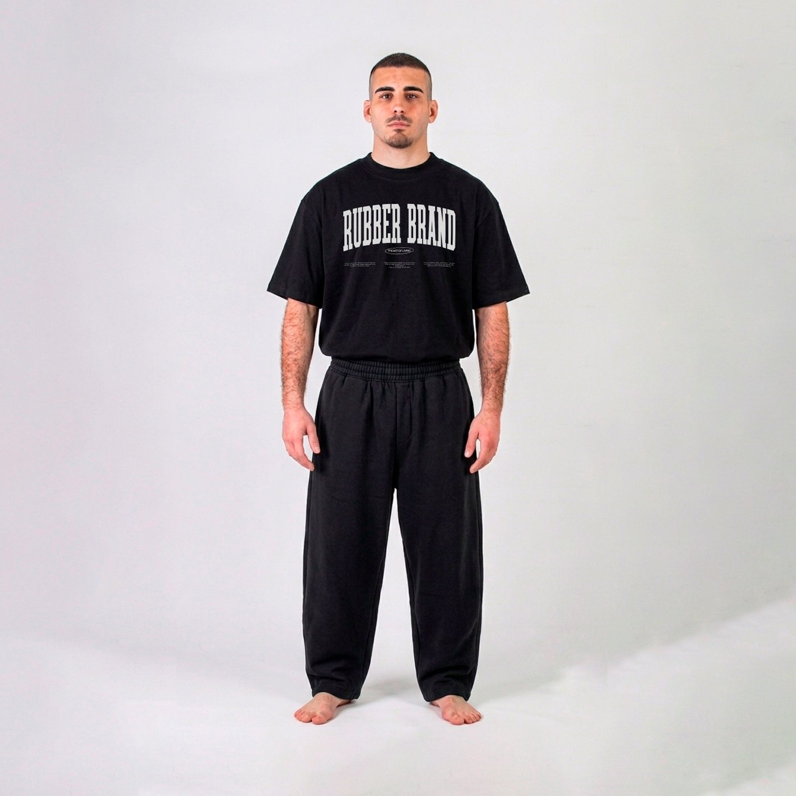 Camiseta oversize negra Classic Logo de Rubber Brand, corte boxy fit con logo clásico frontal