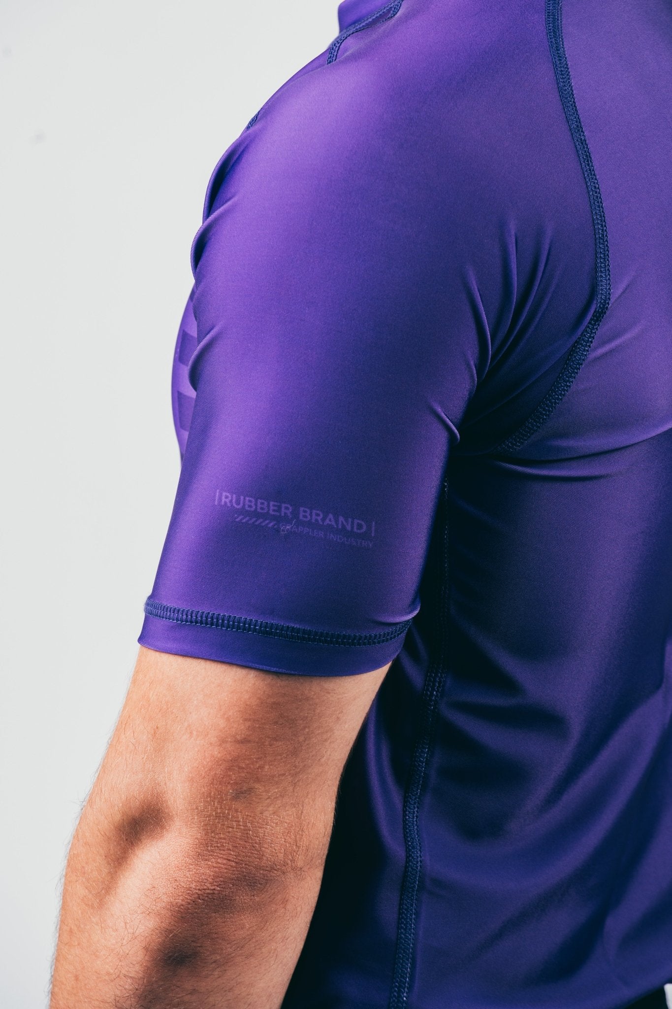 Rashguard Double Line morada detalle cuello – Rubber Brand no gi competición
