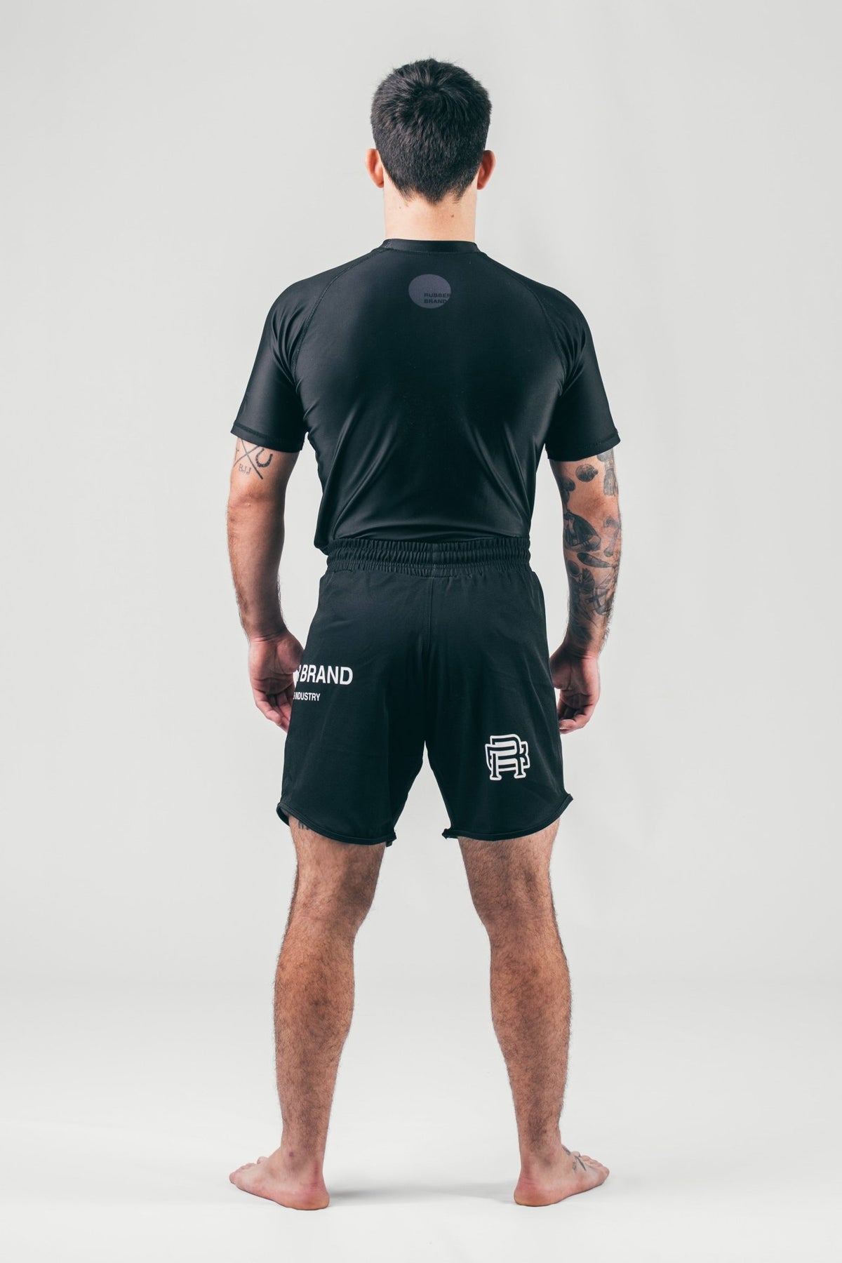 Rashguard Double Line negra vista lateral – Rubber Brand grappling performance