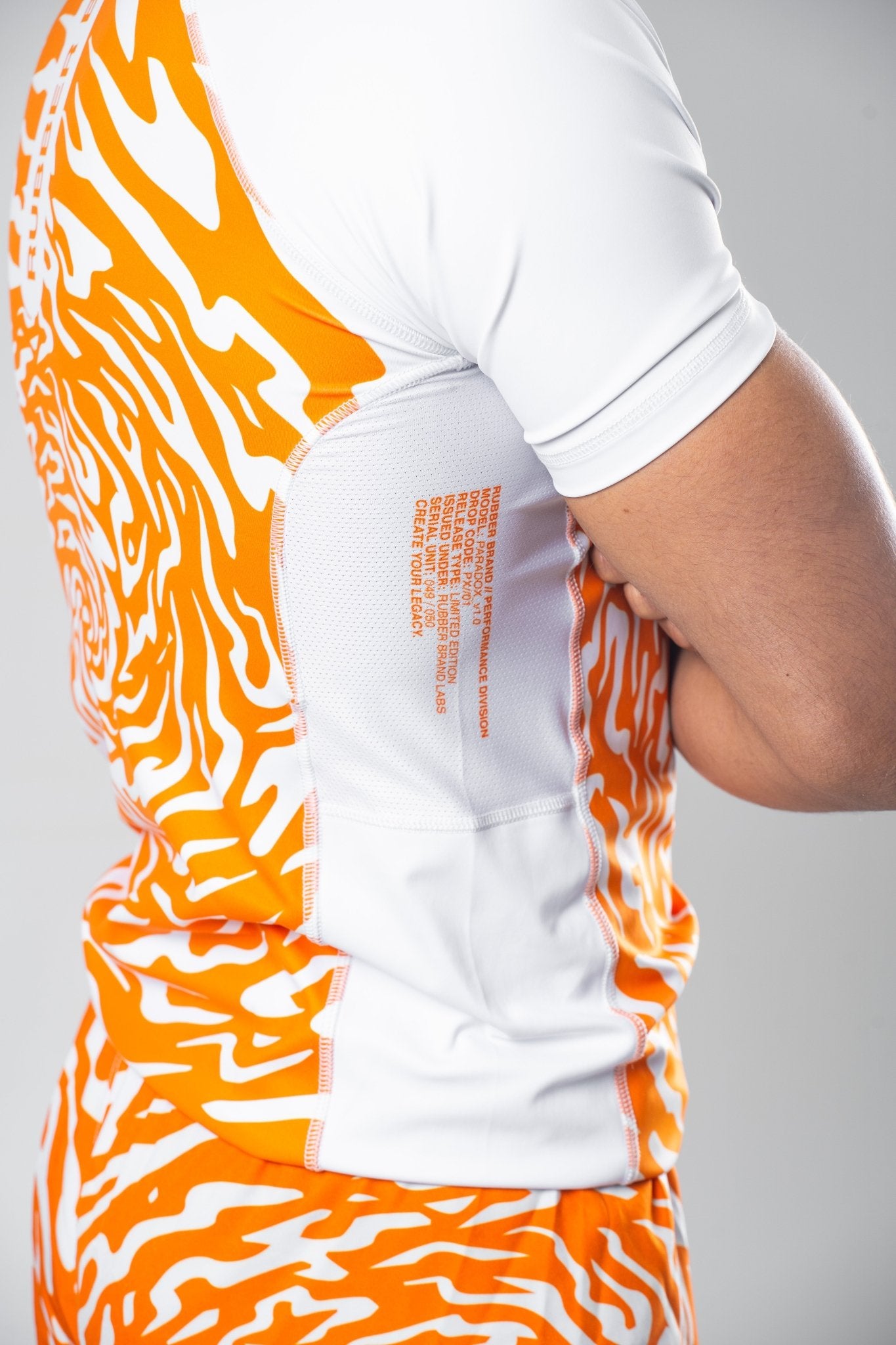PARADOX v1.0 Rubber Brand – Vista frontal shorts naranja grappling