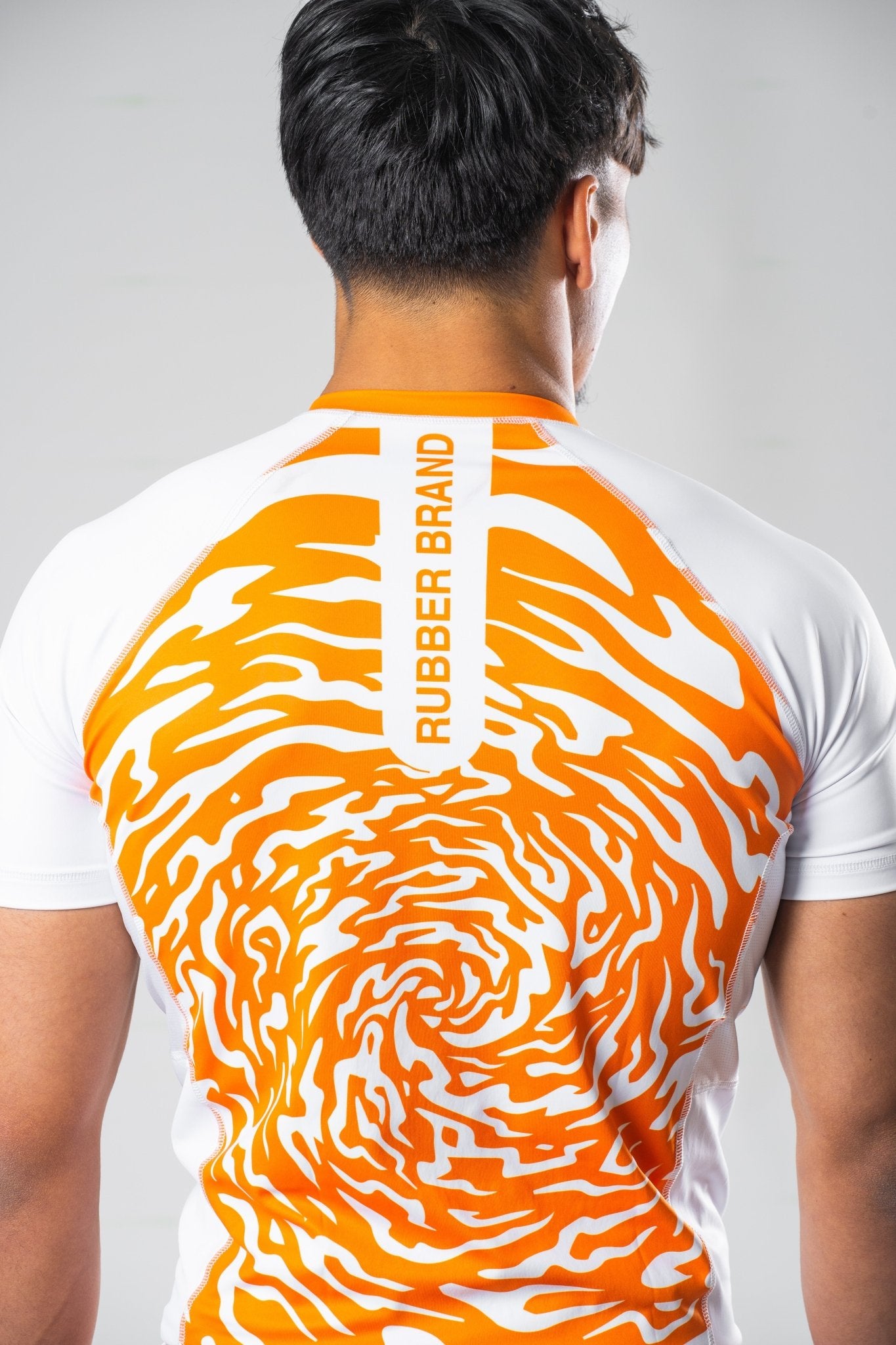 PARADOX v1.0 Rubber Brand – Detalle gráfico shorts naranja grappling