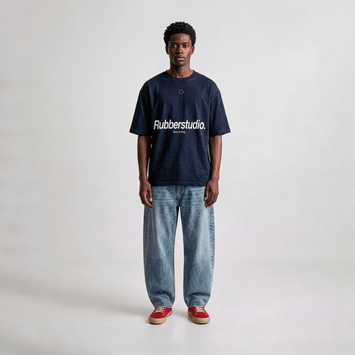 Camiseta oversize azul navy Art of Living de Rubber Brand, corte boxy fit con gráfico tipográfico frontal