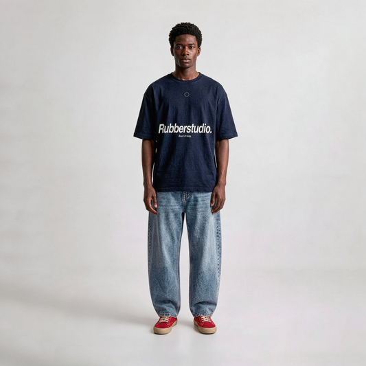 Camiseta oversize azul navy Art of Living de Rubber Brand, corte boxy fit con gráfico tipográfico frontal
