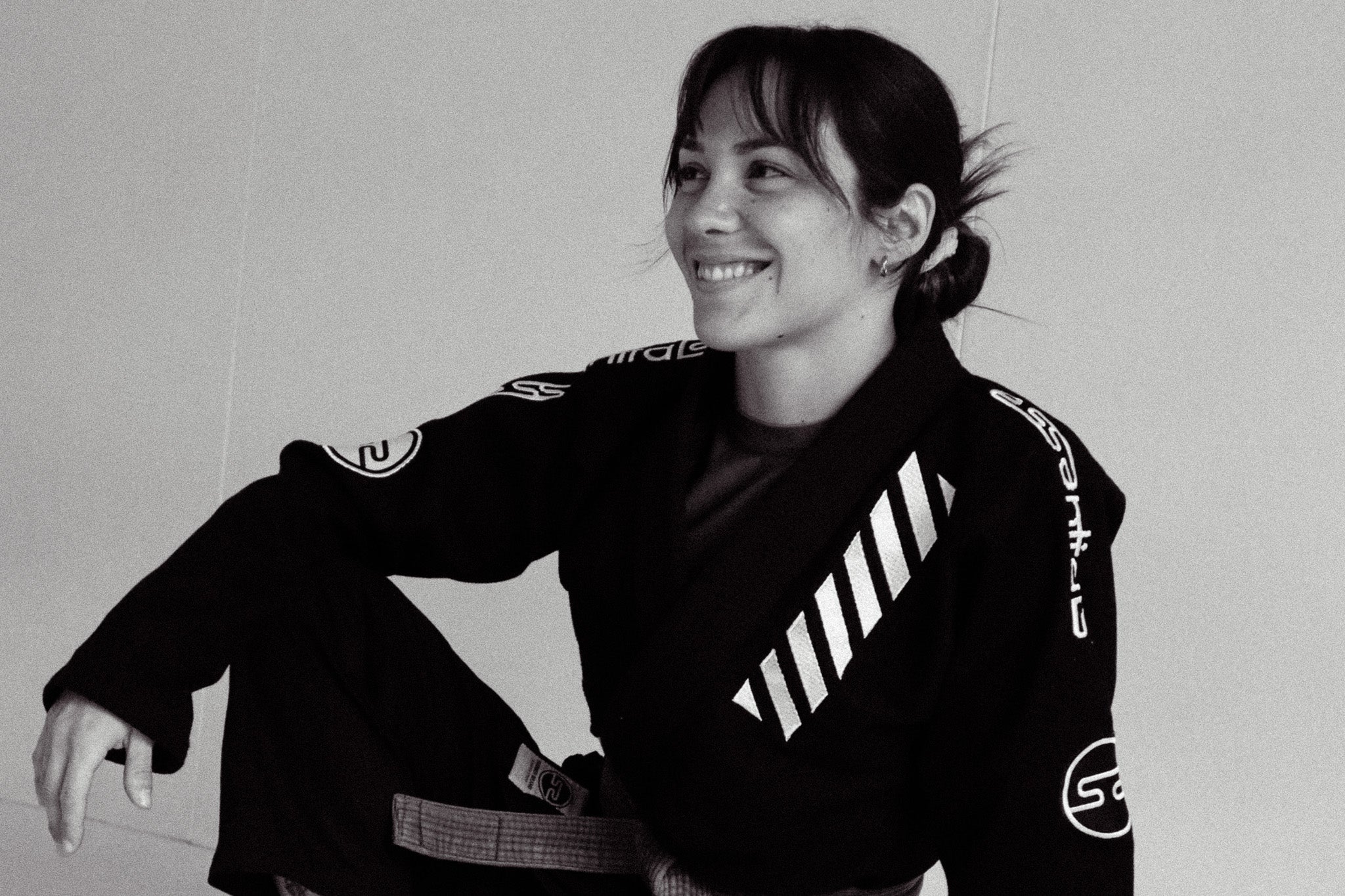 atleta rubber brand utilizando un kimono de jiu jitsu essentials negro